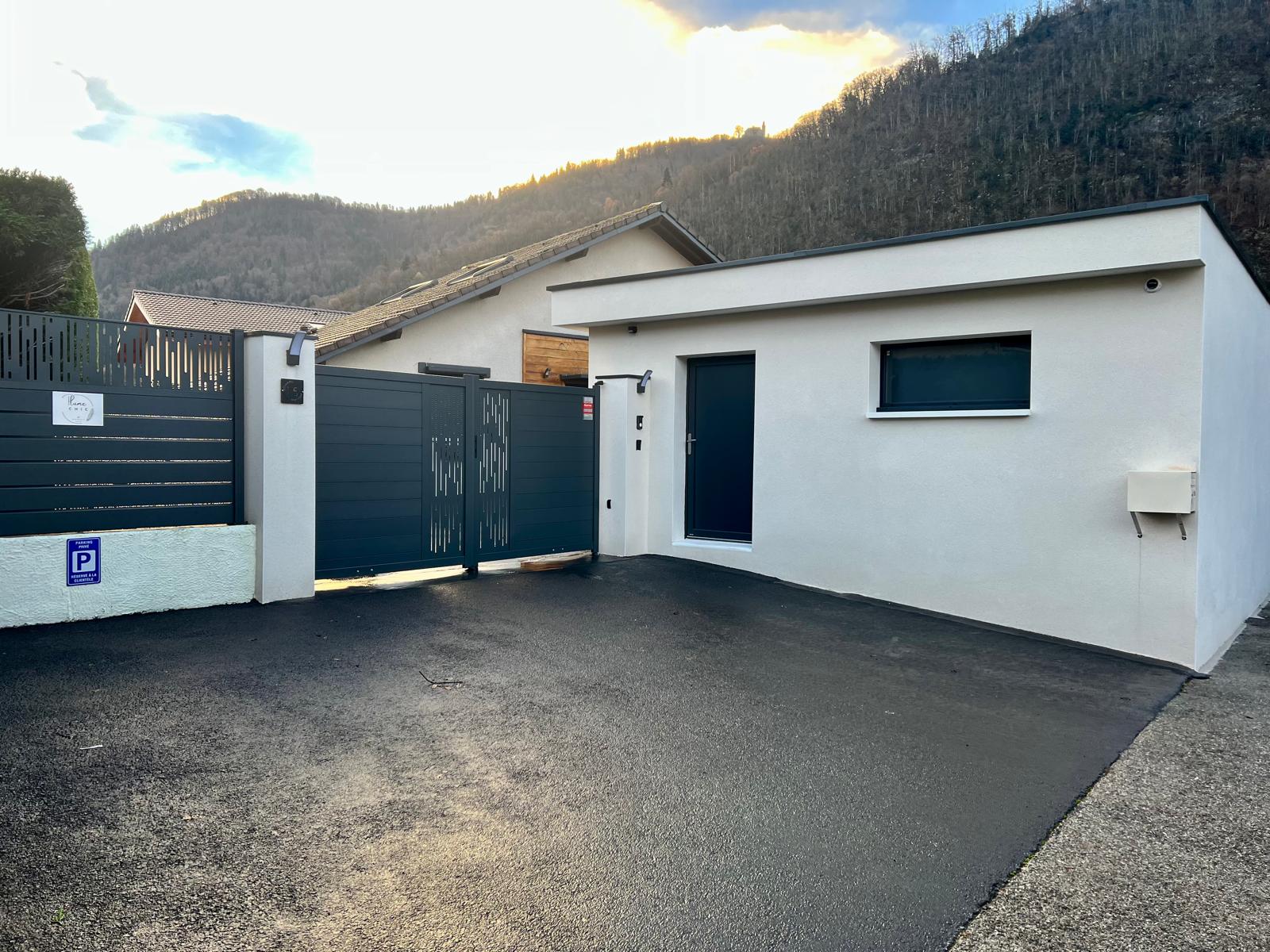 Parking privé et accès facilité Plume Chic Vougy